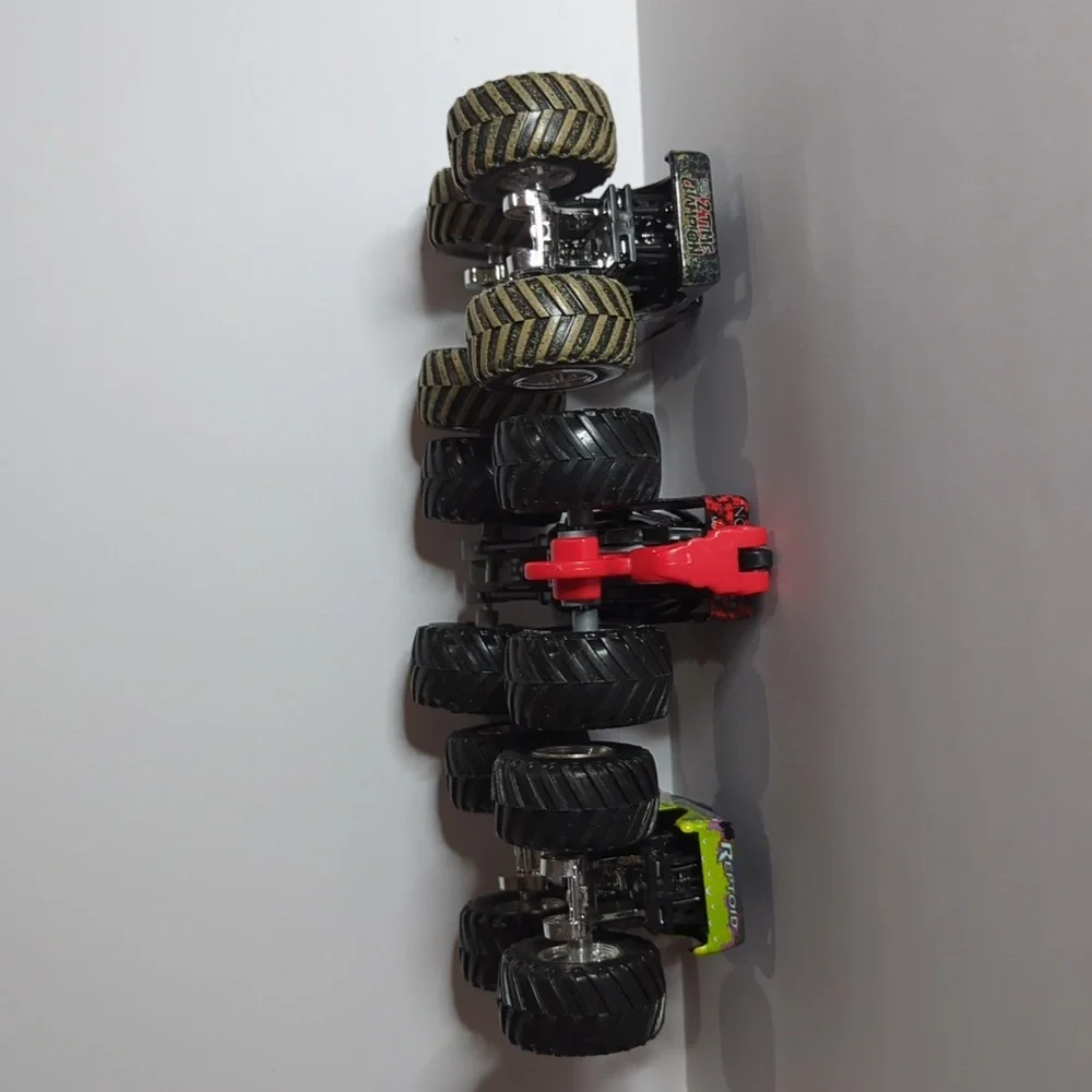 Hot Wheels Monster Jam Monster Trucks Metal Mulisha Reptoid Northern Exposure 64
